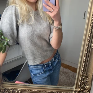 Stickad topp - Så himla söt stickad topp med puffärmar från ENVII. Mycket fint skick och inga defekter. 
