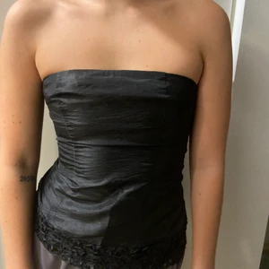 Korsett - Svart korsett med snörning i ryggen, passar S