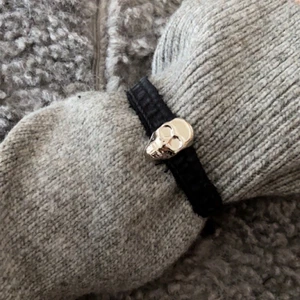 Armband - Egengjort svart jeansarmband med döskalle🌟 för perfekt passform mät din handled så tillverkar jag efter dina mått