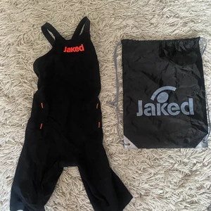 Tävlingsbadräkt  - Säljer min tävlingsbaddräkt från Jaked i modellen ”Jkeel fwso black”. Orginalpris 2490kr på deras hemsida. Använd fåtal gånger, såklart nytvättad. Storlek 24, om intresserad kan jag skicka storleksguide. Kontakta mig för mer info. 