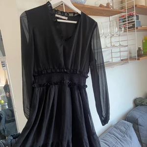 Klänning - Jättefin svart långklänning från nakd, storlek 40