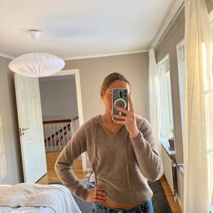 Cashmere huvtröja  - Säljer denna super sköna casmerehoodie. Nästan aldrig använd, så den är inye nopprig eller så! 