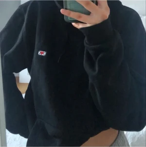 hov1 hoodie  - säljer nu min älskade hov1 kärleksbrev hoodie jag köpte här på plick för ett tag sen. tröjan är använd men fortfarande fin. säljer då jag tyvärr inte är lika insatt längre. kom privat om du har fler frågor eller vill ha fler bilder!💓 (bilderna är lånade) 