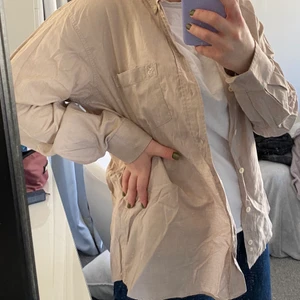 Skjorta - Oversize skjorta, beigeaktig! köparen står för frakt, priset kan diskuteras💜