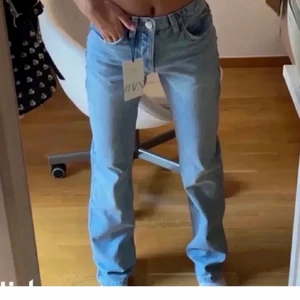 Zara mid waist  - Lånade bilder!!! Säljer mina fina zara jeans i mid waist som är i ett jätte fint skick då dem är lite för korta för mig. Hör av er om ni vill ha fler bilder. KÖP DIREKT 800+ frakt. BUD 650