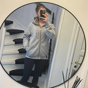 Sail racing Tröjan - Grå sail racing tröja , sliten i slutet på ärmarna samt ett hål längst upp vid dragkedjan, dock drar man inte dragkedjan så långt upp ändå.   Därav det låga priset.