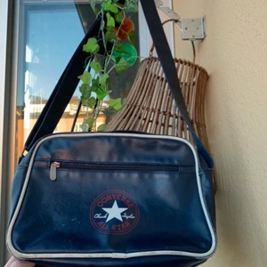 Converse väska  - Snygg marinblå converseväska med röd text och vit stjärna:) 