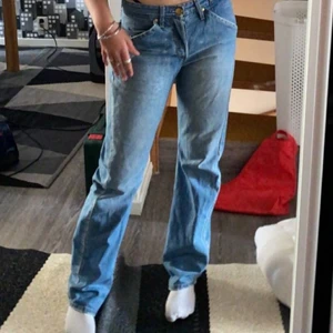 Lågmidjade levis jeans - säljer mina lågmidjade/midrised blåa levis jeans pågrund av att dom inte kommer till användning längre. vet inte modellen eftersom det inte finns något lapp. riktigt fint skick, inga hål eller fläckar. storleken står inte men passar bra på mig som vanligtvis har storlek 36 och är 170cm lång. köparen står för frakten. tveka inte vid frågor💘 budet ligger på 390!