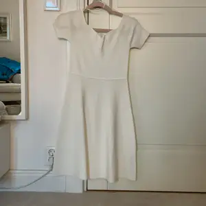 Säljer en vit klänning från Zara, helt oanvänd lappen kvar. Köpt för 399kr säljer för 299kr. Strl S. Perfekt till studenten 💕