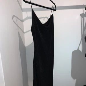 Kort klänning med spaghetti straps storlek M - Svart enkel och fin klänning från Gina tricot. Kan räkna på en hand hur många gånger den har används, så den är i gott skick. Säljs i ett kit med två andra klänningar 