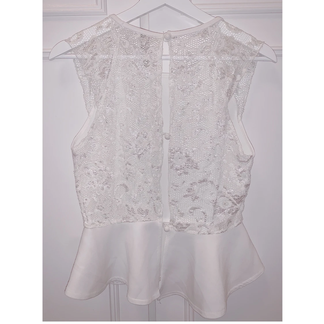 Vit topp med spets i ryggen