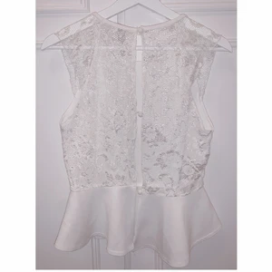 Vit topp med spets i ryggen - Superfin vit topp med spets i ryggen. Storlek S/M 