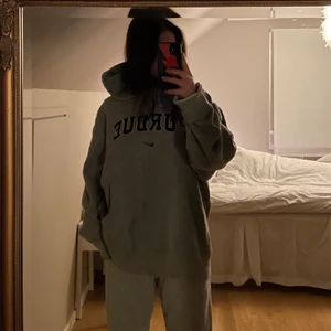 Nike hoodie - Säljer nu min Nike-hoodie som endast har kommit till användning ett fåtal gånger🤍 Det är storlek Xl så den har en perfekt oversized passning! Buda till mig privat om du är intresserad!