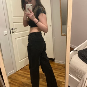 Svarta raka jeans  - Köpte dessa från shein tycker att dom sitter för stort på mig storlek S/M köparen står för frakten❤️ har inte använt byxorna.