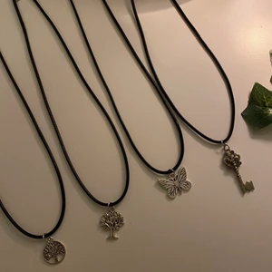 handgjorda halsband! - säljer nu dessa smycken som jag gör själv! de går också att få med silvrig kedja om man föredrar det :-) tar emot önskemål om berlocker om så önskas! bara att skriva för fler bilder<3