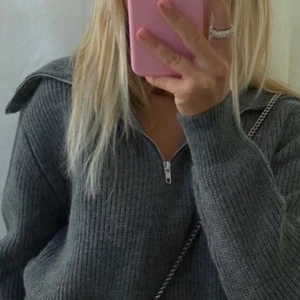 STICKAD TRÖJA GRÅ - En stickad tröja från AK-studios helt slutsåld. Använd en gång och nypris var 450💙Säljer pågrund av att den mest hänger i garderoben💙