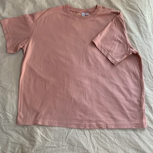 Rosa T-shirt💖 - Ashärlig och skön, funkar i både storlek S, M och L eftersom den är lite oversized🤓