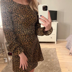 Klänning från H&m storlek 34 - Jätte jätte fin! Sitter jätte fint ❤️