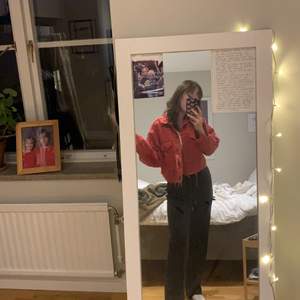 Cool croppad röd jeansjacka i strl M