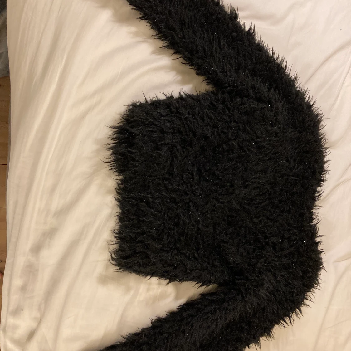 En fluffig svart kofta.