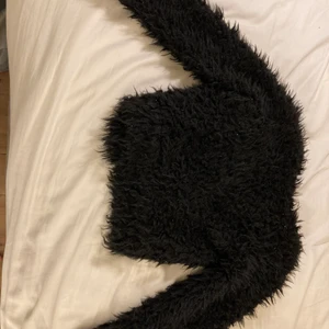 En fluffig svart kofta. - Jag har inte använt den på länge. Jag har haft den i typ 2 år. Den kan vara varm på sommaren men den kan vara fin när man ska någon stans. Jag säljer den för den var kort i armarna för mig och lite liten  på mig.💗