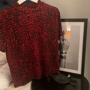 Kortarmad tröja i rött leopardmönster 🙌🏽