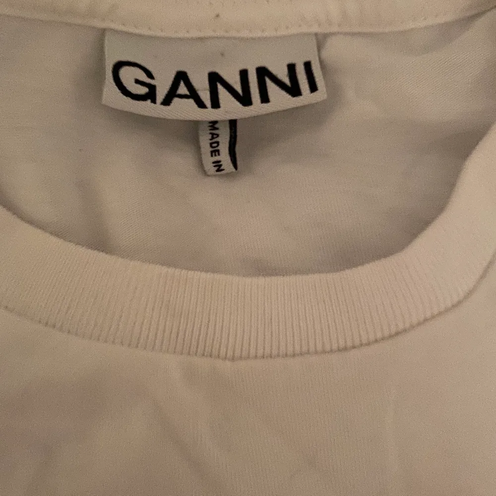 Trendig Ganni t-shirt i storlek S. Snygg och fin på sommaren speciellt. Väldigt bra skick och används aldrig. Skriv till mig för intresse❤️. T-shirts.