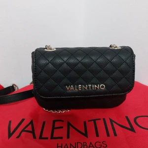 Äkta valentino väska - Gör mig av med min väskkollektion! Aldrig använd, dustbag ingår. Nypris 1200 kr. OBS! Redan skamligt låga priser, svarar inte på prutande. Bästa vore om vi möts upp. Finns i Sthlm City. Annars betalar mottagaren frakten. Mvh Laura 