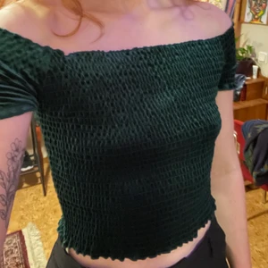 Smaragdgrön off shoulder sammetstopp - Superfin grön off shouldertopp i lite ”sammet”! Såå fin till fest och vardag! 