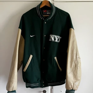 Ny jets varsity -  NY jets varsity jacka Storlek L BIN 1500kr 