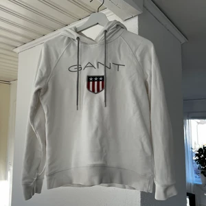 Gant hoppas  - Gant hoodie som ej kommit till användning därav är den oanvänd och i nyskick! 💗 frakt tillkommer på 66kr