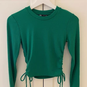 Grön långärmad  - Grön fin långärmad från zara. Ryschdetlaj och knytning på sidorna. Nästintill oanvänd.