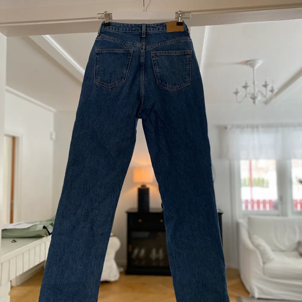 Mörkblåa jeans från weekday i storlek 26/32. Jeans & Byxor.
