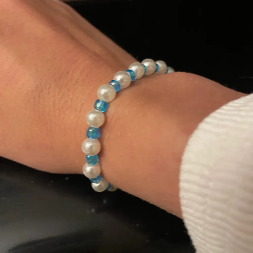 Pärl armband med vita och blå pärlor, elastisk tråd och valfri storlek!🌊🤍⚡️. Övrigt.