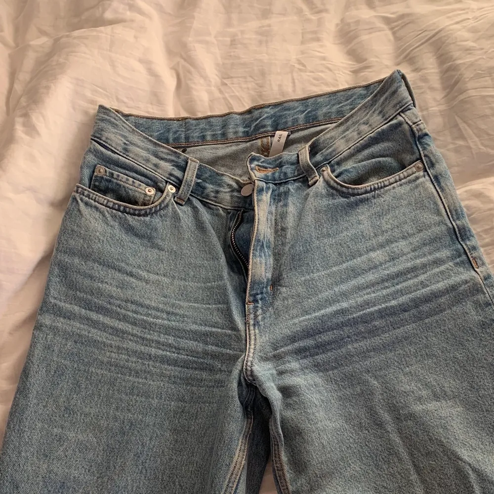 Säljer ett par weekday jeans som tyvärr både blivit för korta och för tighta för mig. Modellen är i Rail, och färgen Pen Blue.🥰🥰 Jeansen har inte blivit särkilt mycket använda och är i fint skick! . Jeans & Byxor.