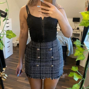 Rutig kjol✨ - Säljer denna fina kjolen från Shein då jag aldrig får användning av den tyvärr. Den finns ej kvar på hemsidan. Har sytt in den i midjan så skulle såga den passar mer M nu.