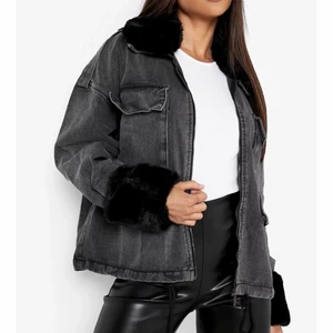 Jacka med päls  - En as snygg svart jeans jacka med päls som knappt är använd! Den är köpt på boohoo för 600 kr 💕
