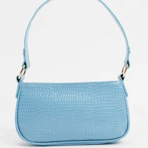 Blå väska - Coolaste väskan!                                                                             Säljs då den ej kommer till användning, så snygg. Passar till allt. Skriv vid mer frågor💘