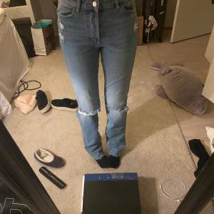 Jeans ifrån zara, har klippt av de lite men de är fortfarande långa på mig som är 167💕 skulle säga att de är medelhöga i midjan💕 skriv för mer bilder osv