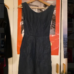 Snygg jeans klänning från Acne  - Säljer denna super fina jeans klänningen från Acne Studios. Den är i toppen skick och har inga defekter. Öppen i ryggen och storlek M. Skulle säga att den är liten i storleken och mer passar En S eller liten M. Hör av dig vid frågor eller funderingar!💕