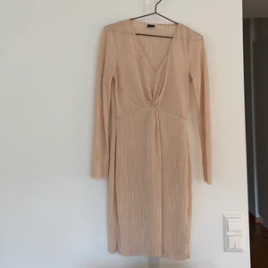 Klänning Gina Tricot - Säljer en sommarklänning ifrån Gina Tricot. Storlek S. Knappt använd 💖 Skulle beskriva färgen som ljust puderrosa 