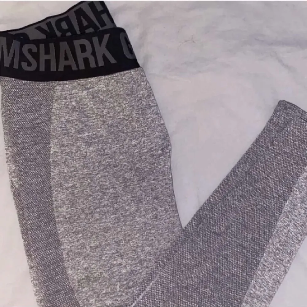 GYMSHARK tränings tights som jag köpt här på Plick. Det är små få skador på både höger och vänster sida av benen (hål) annars är dom hel och ny begagnat skick! Jätte sköna verkligen 💫kontakta mig för fler bilder💫. Hoodies.