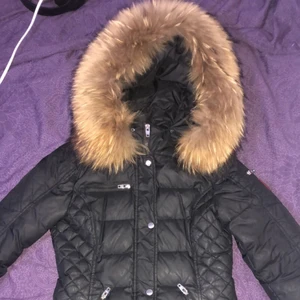 Rock and blue jacka dam strl 36/S - Säljer en Rock and blue i jätte bra skick, använd en vinter. Jätte fin och stor päls. Jackan är lång, ungefär över knäna. 