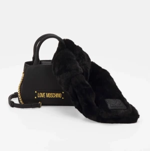 Moschino scarf - Helt oanvänd Moschino scarf, fick med den när jag köpte min väska. Jätte skön i matrialet, enkel och även elegant. Den gör en extra "touch" på din dagliga outfit. 