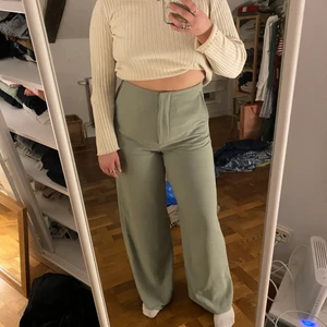 Arket byxor - Fräscha och stilrena arket byxor i pastellgrönt med vita sömmar! Jättesköna och snygga!!