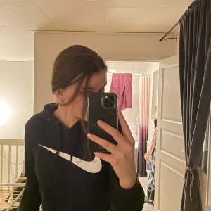 Nike hoodie - Croppad nike hoodie i strl S, men passar M också. 