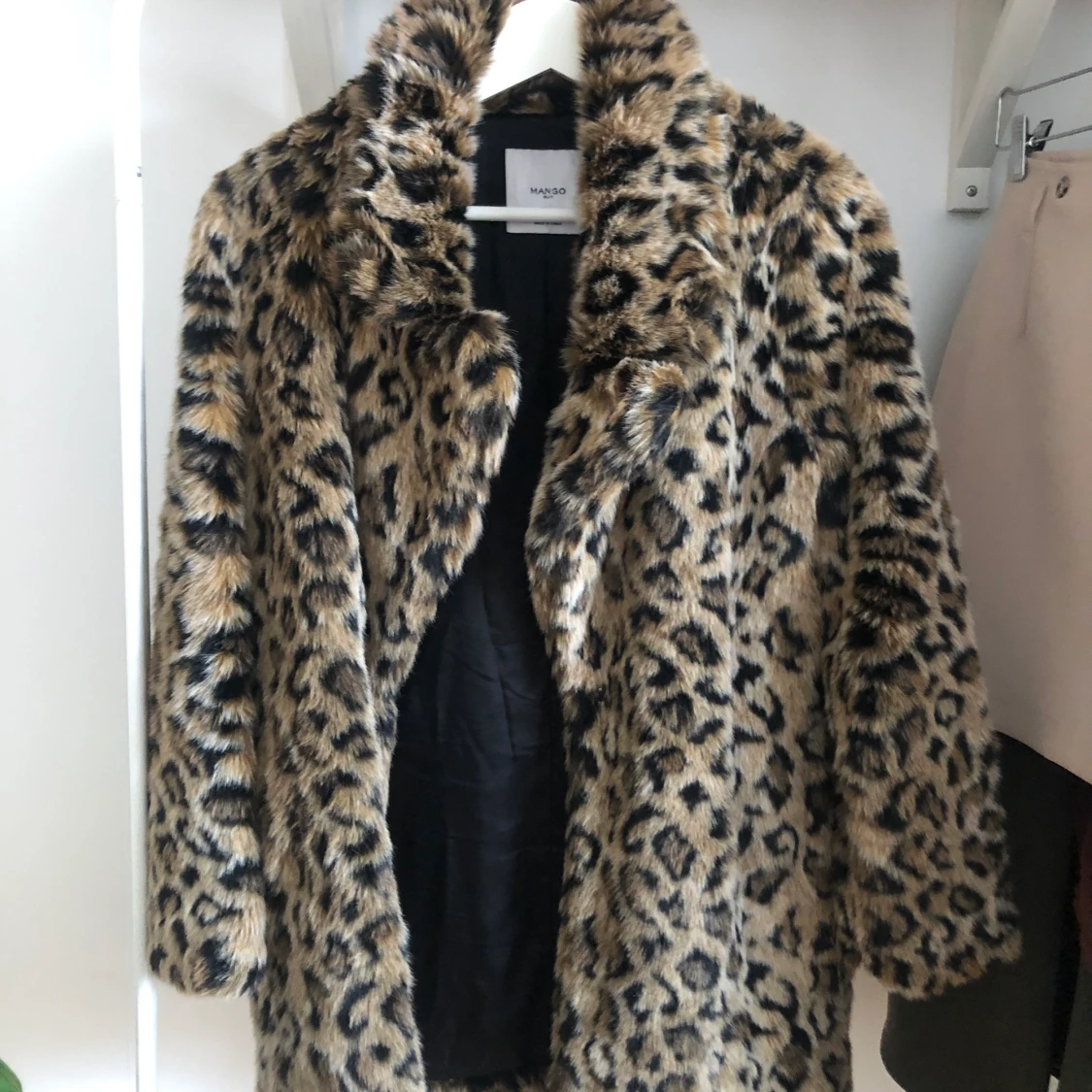 Leopardmönstrad pälsjacka