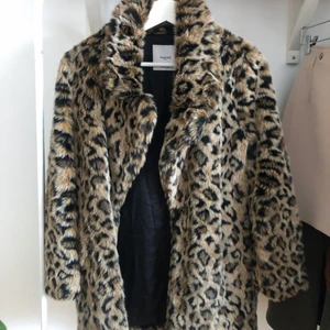 Leopardmönstrad pälsjacka - Superfin pälsjacka i jättebra skick, använd ett fåtal gånger. Säljer för att den inte kommer till användning. 