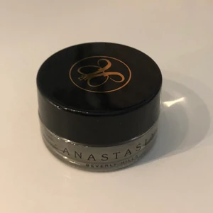 Anastasia Dipbrow Pomade Taupe - Dipbrow pomade från Anastasia Beverlyhills i färgen Taupe. Som man ser på bilden är den knappt använd, ca tre gånger kanske. Köpt på Nelly för 270kr. Köparen står för frakten☺️