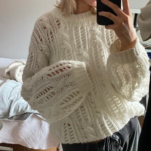 Vit stickad tröja  - Vit stickad tröja med lite ballongärm 